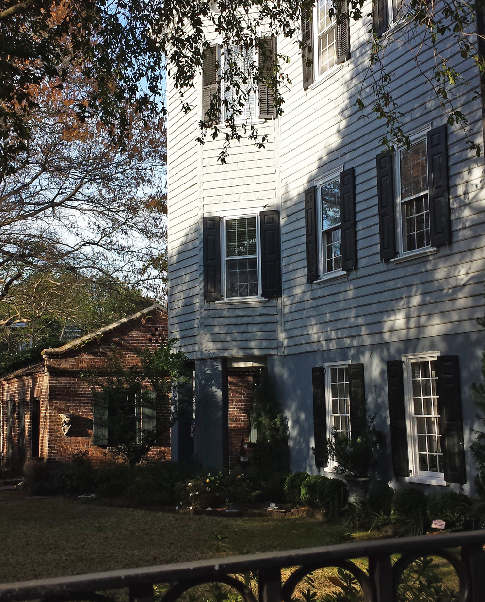 Quarters for captive workers in the city, dwarfed by a massive three-story house. White people’s houses faced the street, and enslaved people’s quarters were built behind (the reverse of typical plantation layout). The choice of brick for slave housing was a fire precaution, because that’s where the cooking got done.